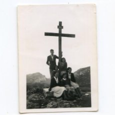 Fotografía antigua: DOS FOTOS DE UN VIACRUCIS Y GRUPO DE NIÑAS CON FRAILE, QUIZÁS CANTABRIA. 8,7X6,1 CM CIRCA 1950. Lote 207849973