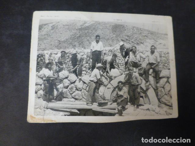 Fotograf&iacute;a antigua: OBREROS CONSTRUYENDO UNA PARED A&Ntilde;OS 40 FOTOGRAFIA 6 X 8 CMTS