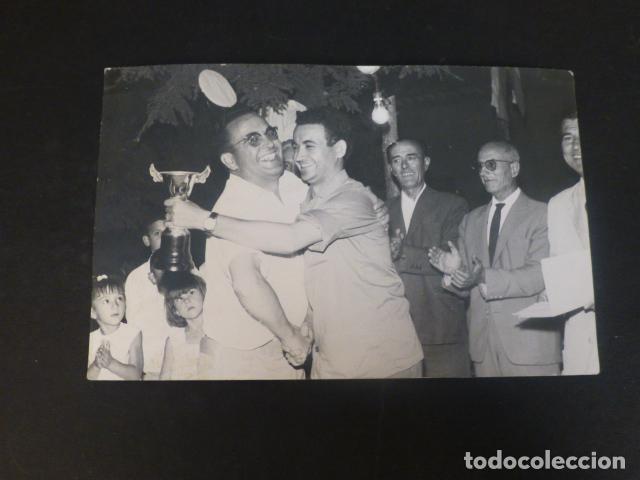 Fotografia antiga: CONCURSO DE TIRO ENTREGA DE TROFEOS FOTOGRAFIA A&Ntilde;OS 50 9 X 14 CMTS