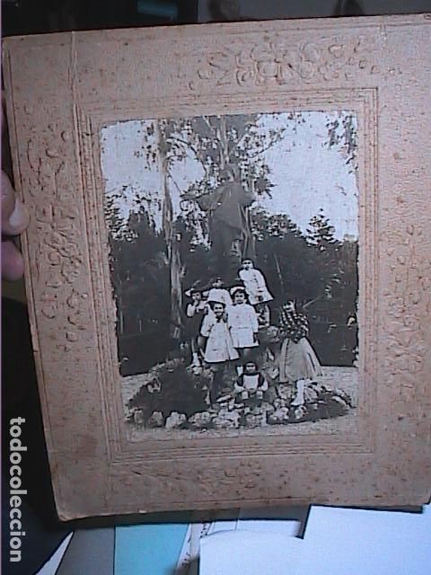 Fotografia antiga: FOTOGRAFIA GRUPO DE NI&Ntilde;OS JUNTO MONUMENTO AL PASTOR. GALICIA. HACIA 1920.