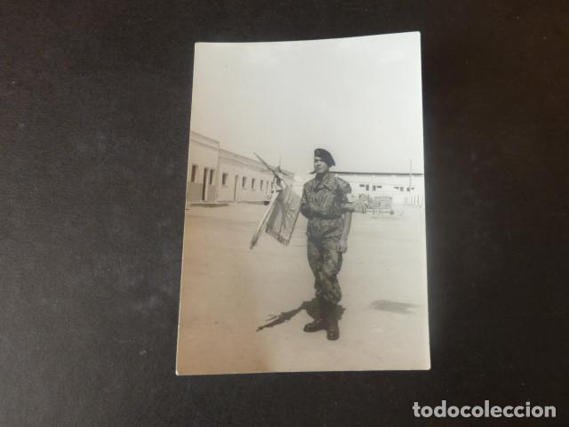 Antique Photography: MILITAR PARACAIDISTA CON ESTANDARTE ANTIGUA FOTOGRAFIA 7,5 X 10,5 CMTS