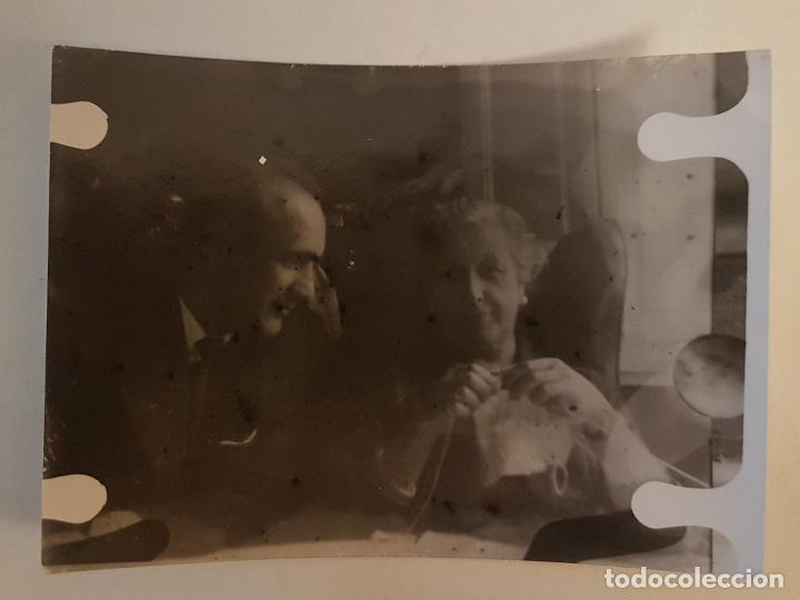 Fotograf&iacute;a antigua: RETRATO MATRIMONIO ELLA TEJIENDO FOTOGRAFIA A&Ntilde;OS 50