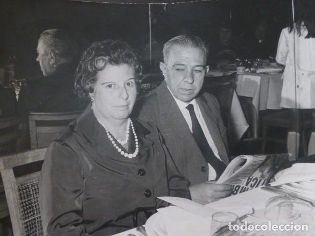 Photographie ancienne: MATRIMONIO EN RESTAURANTE EL CON CARA DE RESIGNADO ANTIGUA FOTOGRAFIA 18 X 24 CMTS