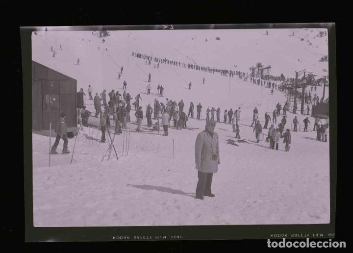 Fotograf&iacute;a antigua: VALLE DE N&Uacute;RIA. Se&ntilde;or y c&aacute;mara. Competici&oacute;n de esqu&iacute;. c. 1960
