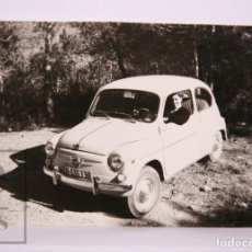 Fotografía antigua: FOTOGRAFÍA DE SEAT 600 D - AÑOS 60 - MEDIDAS 12 X 8,5 CM