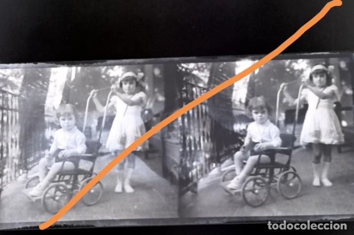 Fotografia antica: Negativo de fotograf&iacute;a. ni&ntilde;os. cercan&iacute;as Barcelona.placa cristal estereosc&oacute;pica