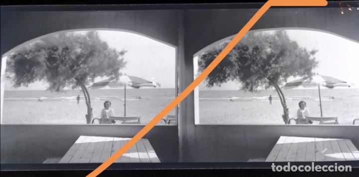 Alte Fotografie: Antiguo negativo de fotograf&iacute;a estereosc&oacute;pica. junto a la playa.Cercan&iacute;as de Barcelona.a&ntilde;os 30/40.