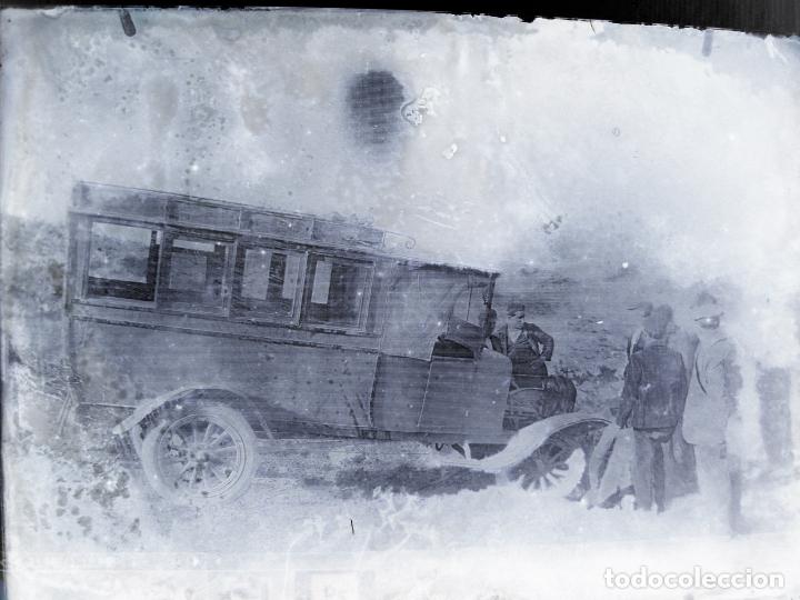 Fotograf&iacute;a antigua: FOTOGRAF&Iacute;A DE UN COCHE FORD T DE LINEA O EN NEGATIVO DE PLACA DE CRISTAL . PRINCIPIOS SIGLO XX