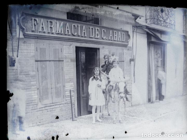 Fotograf&iacute;a antigua: FOTOGRAF&Iacute;A DE UNA FARMACIA EN NEGATIVO DE PLACA DE CRISTAL - C. ABAD . PRINCIPIOS SIGLO XX