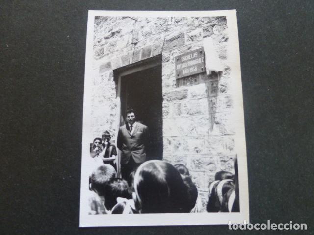Fotografia antiga: SABIOTE JAEN INAUGURACION ESCUELAS FOTOGRAFIA ANTIGUA 7,5 X 10,5 CMTS