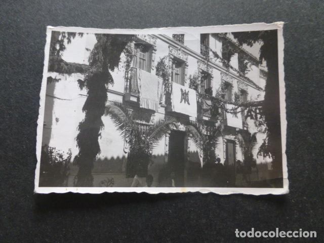 Fotografia antica: CASTRO DEL RIO CORDOBA FOTOGRAFIA 1949 EDIFICIO ADORNADO POR FIESTAS 7 X 9 CMTS