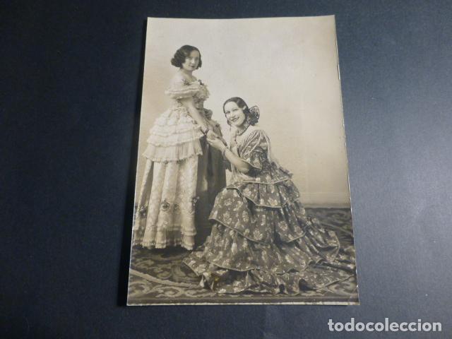 Fotografia antica: MUJERES CON TRAJE DE SEVILLANA Y MENINA FOTOGRAFIA 10 X 15 CMTS