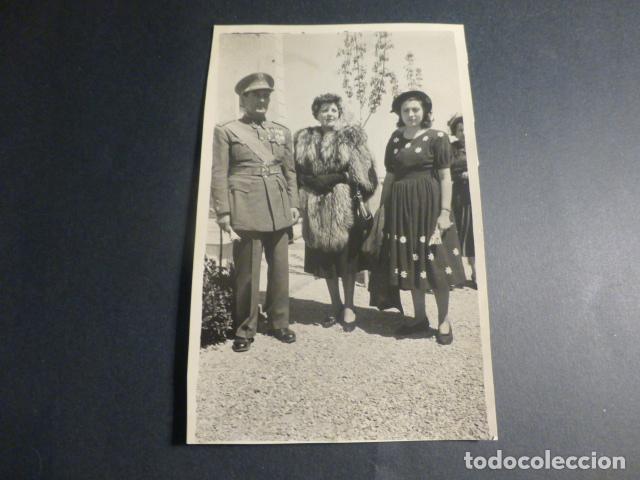 Fotograf&iacute;a antigua: RETRATO DE MUJERES CON MILITAR OFICIAL CONDECORADO FOTOGRAFIA 10 X 15 CMTS
