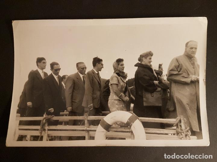 Fotografia antiga: PEDRE&Ntilde;A CANTABRIA LLEGADA EN LANCHA AL CLUB DE GOLF ANTIGUA FOTOGRAFIA 1957 11,5 X 17 CMTS