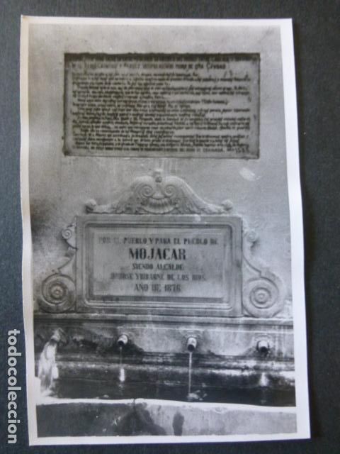Alte Fotografie: MOJACAR ALMERIA FUENTE E INSCRIPCI&Oacute;N ANTIGUA FOTOGRAFIA 9 X 14 CMTS