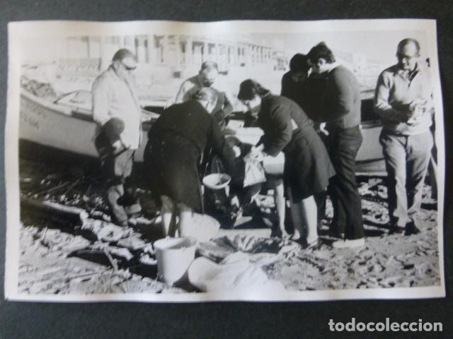 Fotograf&iacute;a antigua: ALMERIA PESCADORES EN PLAYA ANTIGUA FOTOGRAFIA 9 X 14 CMTS