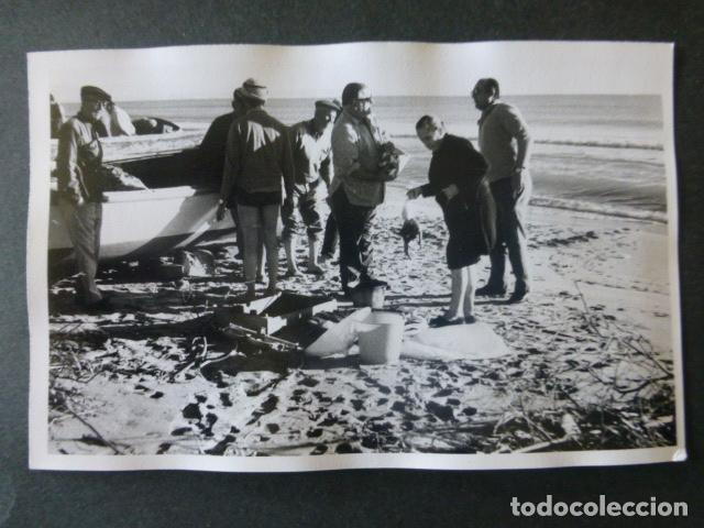 Fotografia antiga: ALMERIA PESCADORES EN PLAYA ANTIGUA FOTOGRAFIA 9 X 14 CMTS