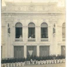 Fotografía antigua: LA PAZ, BOLIVIA, LA 1ª COMPAÑÍA DE BOMBEROS, ANTE EL TEATRO MUNICIPAL ALBERTO SAAVEDRA, CA. 1900. Lote 220249461