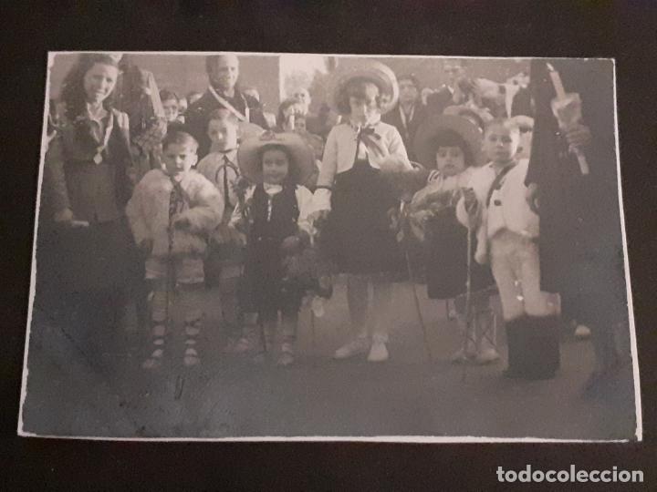 Fotografia antiga: LEON A&Ntilde;OS 30 NI&Ntilde;OS DISFRAZADOS EN LA CALLE CARNAVALES ANTIGUA FOTOGRAFIA