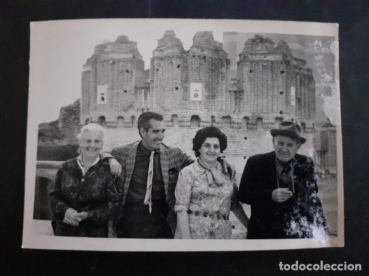 Fotografia antiga: COCA SEGOVIA FAMILIA JUNTO AL CASTILLO ANTIGUA FOTOGRAFIA 7 X 10 CMTS