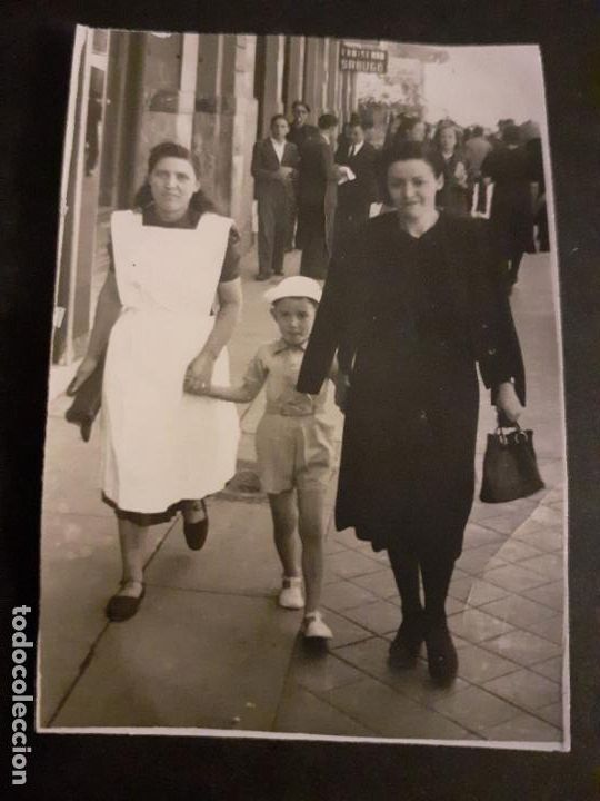 Fotografia antiga: LEON MADRE E HIJO CON NI&Ntilde;ERA EN CALLE ANTIGUA FOTOGRAFIA 4 X 6 CMTS POR AMBULANTE MINUTERO