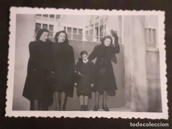 Fotografia antica: LEON GRUPO JUNTO A VIVIENDA ANTIGUA FOTOGRAFIA A&Ntilde;OS 40 6 X 9 CMTS