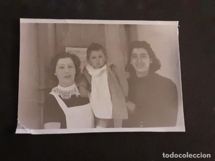 Fotografia antiga: LEON CHICA Y NI&Ntilde;ERA CON NI&Ntilde;O ANTIGUA FOTOGRAFIA A&Ntilde;OS 40 4 X 6 CMTS