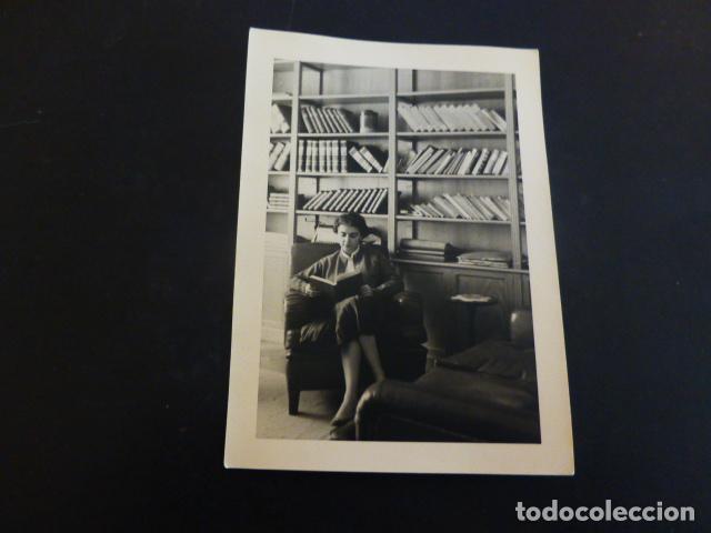 Fotograf&iacute;a antigua: MUJER LEYENDO EN BIBLIOTECA PARTICULAR ANTIGUA FOTOGRAFIA 8 X 11 CMTS