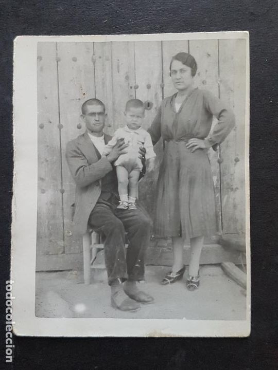 Fotografia antica: RETRATO DE PADRES E HIJO ANTIGUA FOTOGRAFIA 1932 POR FOTOGRAFO AMBULANTE MINUTERO 7 X 9 CMTS