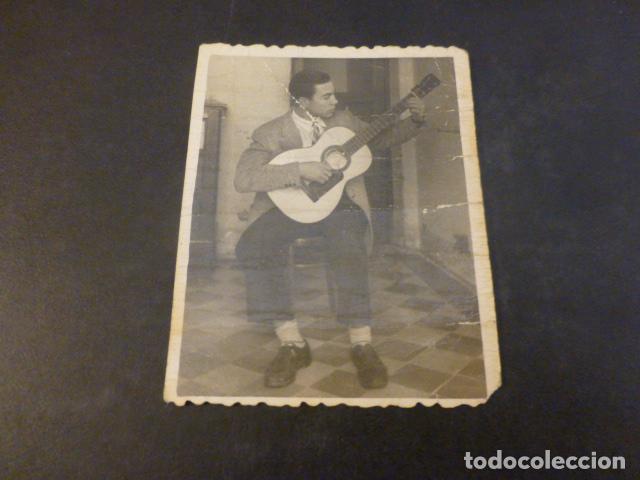 Fotograf&iacute;a antigua: HOMBRE TOCANDO LA GUITARRA ANTIGUA FOTOGRAFIA 6 X 7,5 CMTS