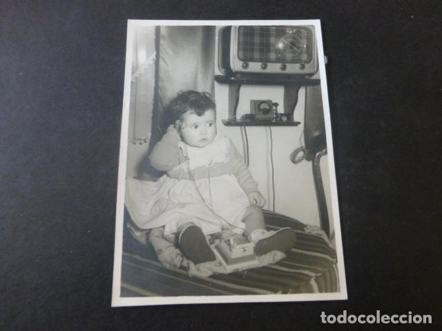 Alte Fotografie: NI&Ntilde;O JUGANDO CON TELEFONO JUNTO A APARATO DE RADIO ANTIGUA FOTOGRAFIA 9 X 13 CMTS