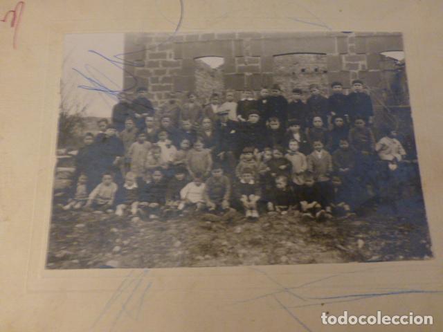Antique Photography: GRUPO DE ALUMNOS DE UNA ESCUELA CON PROFESOR EN EDIFICIO EN RUINAS ANTIGUA FOTOGRAFIA 17 X 23 CMTS