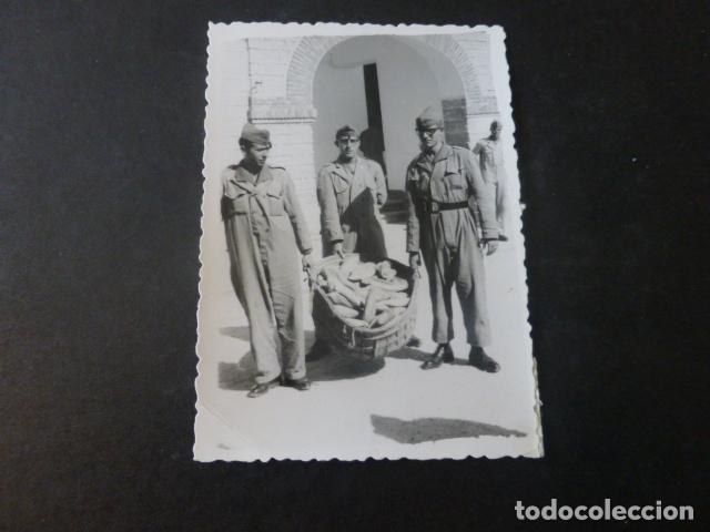 Antique Photography: UBEDA JAEN ACADEMIA GUARDIA CIVIL ALUMNOS CON CESTA DE PAN ANTIGUA FOTOGRAFIA 7 X 10 CTMS