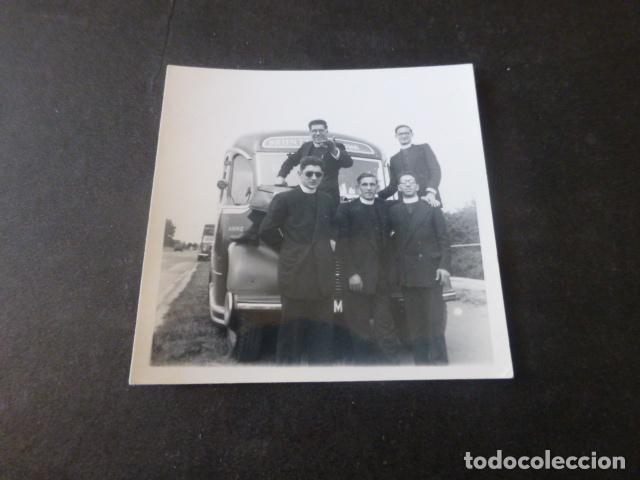 Fotografia antiga: GRUPO DE SACERDOTES CON AUTOCAR FOTOGRAFIA 6 X 6 CMTS