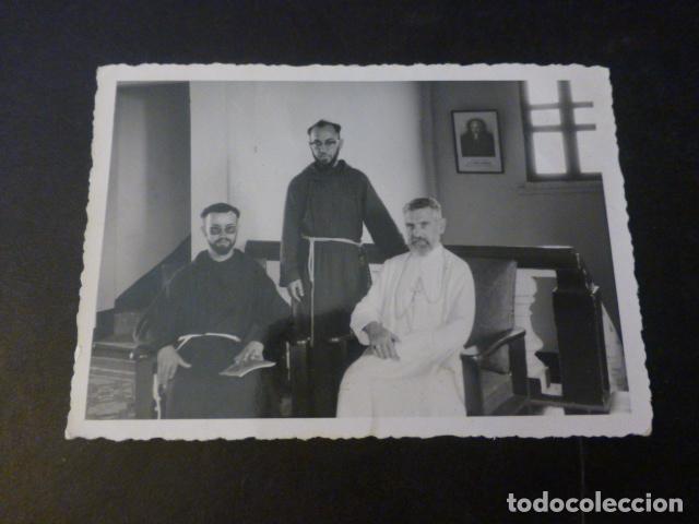 Fotografia antica: FOTOGRAFIA 2 FRAILES FRANCISCANOS CON EL OBISPO DE MACHIQUES VENEZUELA 7 X 9 CMTS