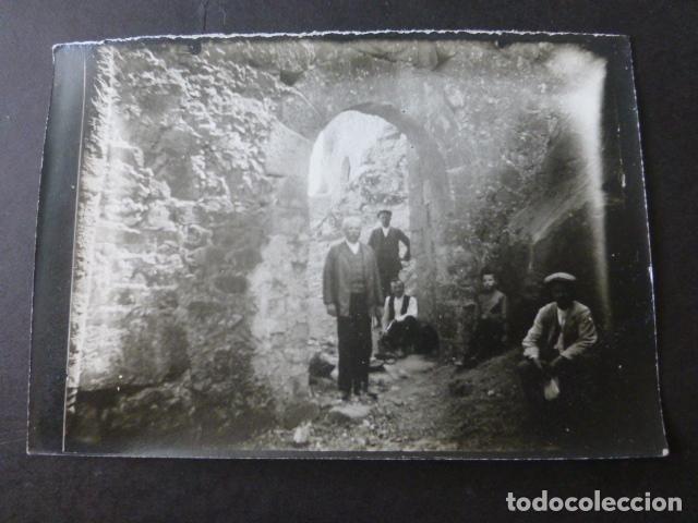 Fotografia antiga: ALBURQUERQUE BADAJOZ PUERTA DE LA MURALLA DEL CASTILLO ANTIGUA FOTOGRAFIA HACIA 1900 9 X 13 CMTS