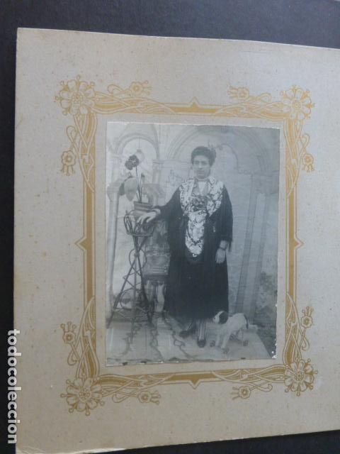 Alte Fotografie: RETRATO DE MUJER CON MANTON Y PERRO DE JUGUETE ANTIGUA FOTOGRAFIA 16 X 19 CMTS