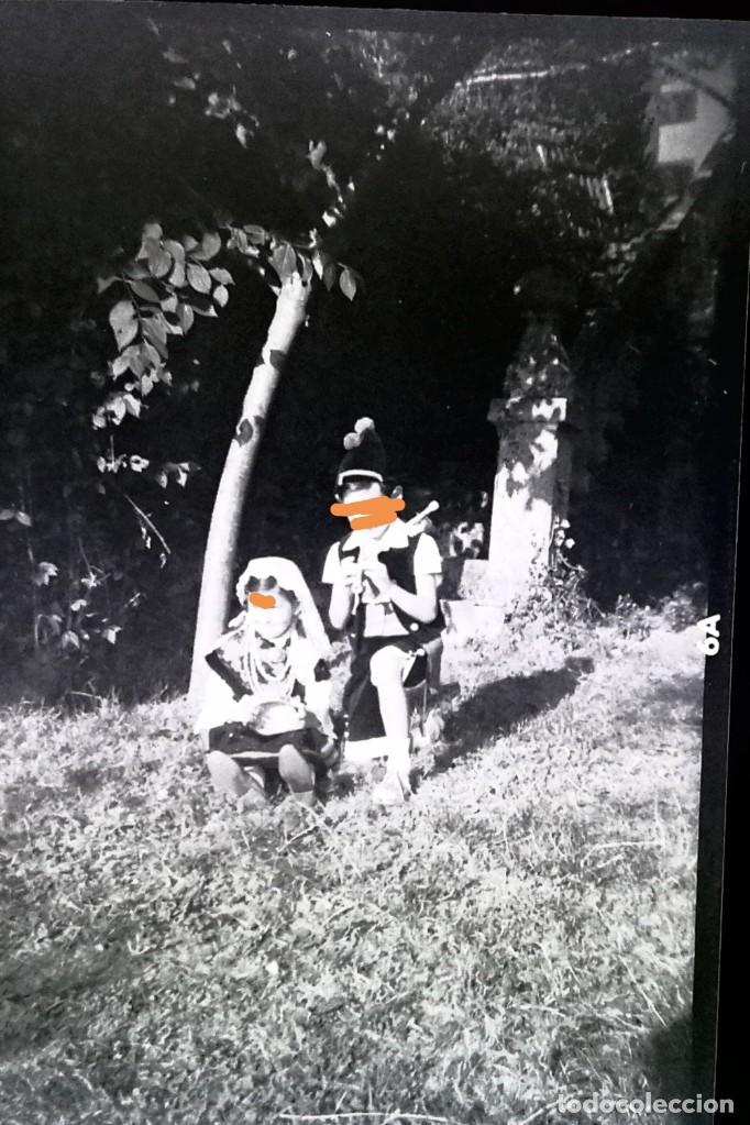 Alte Fotografie: Antiguo negativo. Clich&eacute; de fotograf&iacute;a. Ni&ntilde;os con vestimenta gallega.Galicia. Antigua.