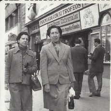 Fotografía antigua: FOTO SEÑORAS DE PASEO.1957. CEREZO,FOTOGRAFO DE MADRID. Lote 229729725