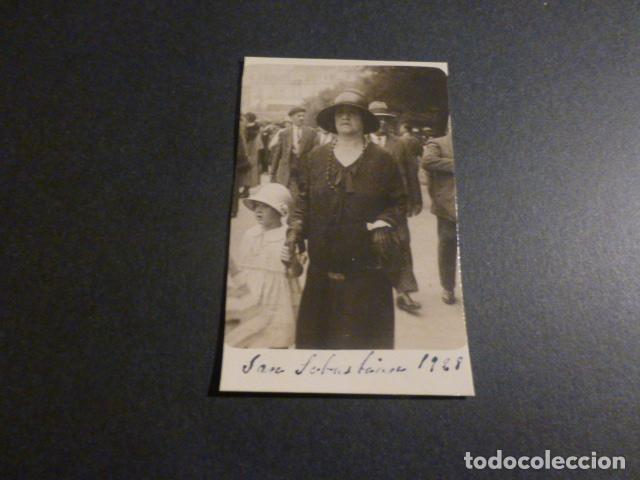 Fotografia antica: SAN SEBASTIAN 1928 RETRATO MUJER EN CALLE POR FOTOGRAFO AMBULANTE MINUTERO 4,5 X 7 CMTS