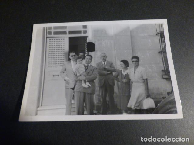 Fotografia antiga: GRUPO FAMILIAR EN CALLE ANTIGUA FOTOGRAFIA 6,5 X 9,5 CMTS