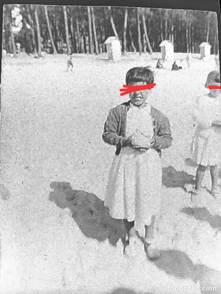 Alte Fotografie: Antiguo negativo. Clich&eacute; de fotograf&iacute;a. Ni&ntilde;a. Zona Galicia sin identificar. Antigua.