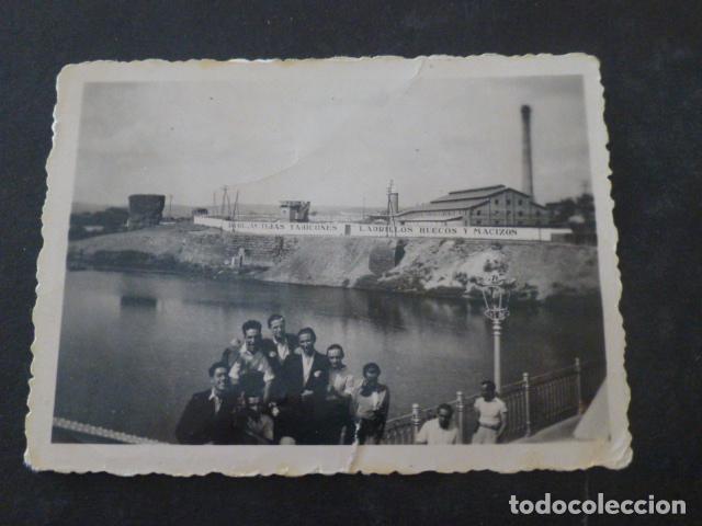 Fotografia antiga: FABRICA CERAMICA EN LUGAR A IDENTIFICAR ANTIGUA FOTOGRAFIA A&Ntilde;OS 30 6 X 8 CMTS