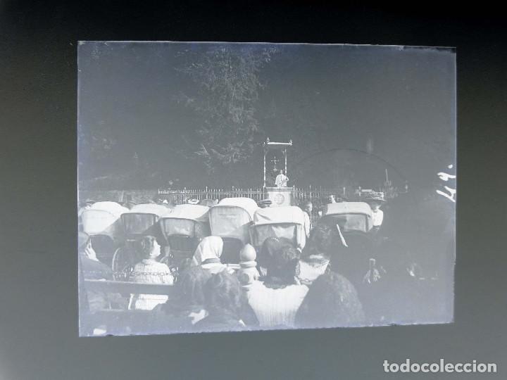 Antique Photography: LOURDES - Fideles escuchan cura junto a la reja de la gruta. Negativo en cristal inicio del siglo XX