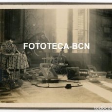 Fotografía antigua: FOTO ORIGINAL REGALOS DE REYES NAVIDAD TREN ELECTRICO CABALLO CARTON MUÑECA CUNA AÑOS 20. Lote 246103230