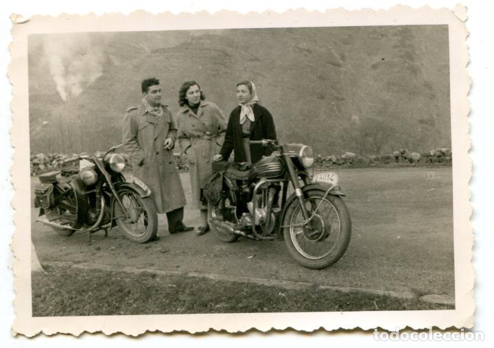Fotografia antica: Dos motocicletas a&ntilde;os 50, matr&iacute;culas J-4014 y S-7978
