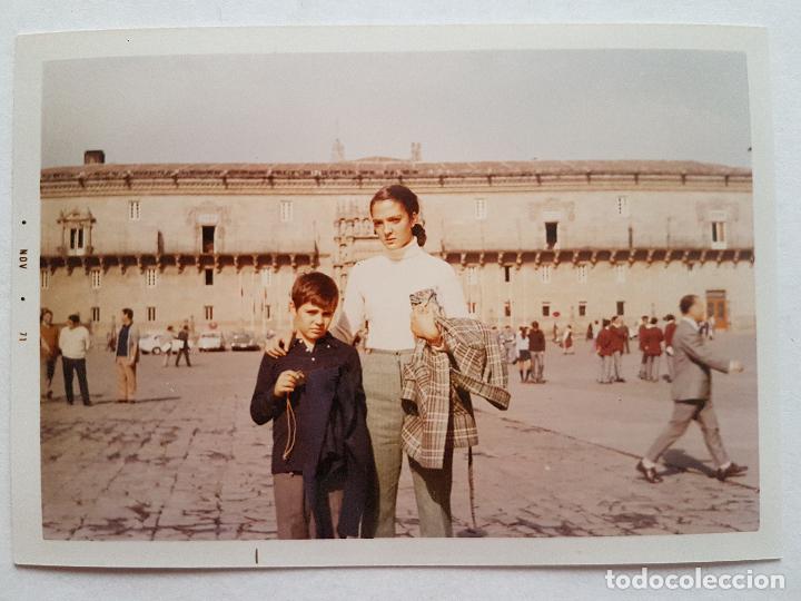 Fotograf&iacute;a antigua: MADRE E HIJA PLAZA OBRADOIRO SANTIAGO DE COMPOSTELA FOTOGRAF&Iacute;A A&Ntilde;OS 60