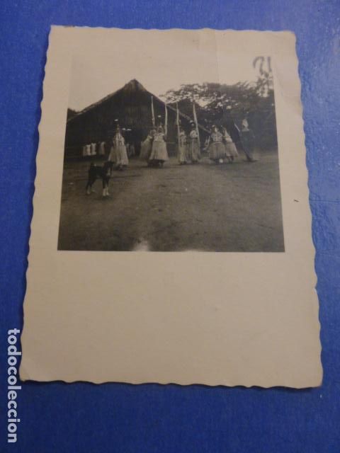 Alte Fotografie: AMERICA DEL SUR TRIBU INDIGENA DANZA EN TRAJE ANTIGUA FOTOGRAFIA 7 X 9,5 CMTS