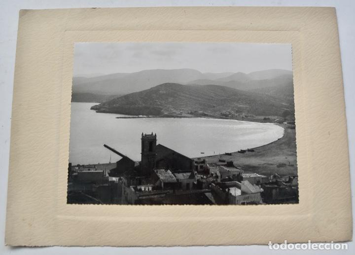 Fotograf&iacute;a antigua: Fotograf&iacute;a Original de Pueblo Costero de Espa&ntilde;a (sin identificar). Mermanol Valenzuela. 1952