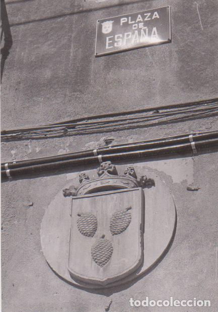 Fotografia antica: PINA DE EBRO (Arag&oacute;n). Escudo de Pina de Ebro, en la plaza de Espa&ntilde;a. Circa 1970.